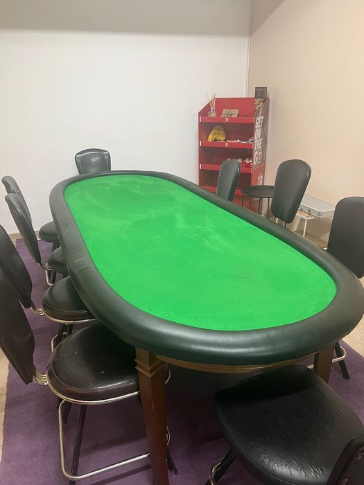 Маса+ чипове + 9 стола