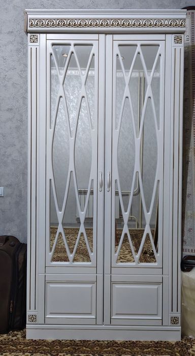 Продам распашной шкаф с зеркалом