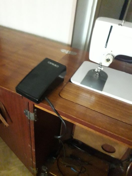 Швейная машина Чайка с тумбой