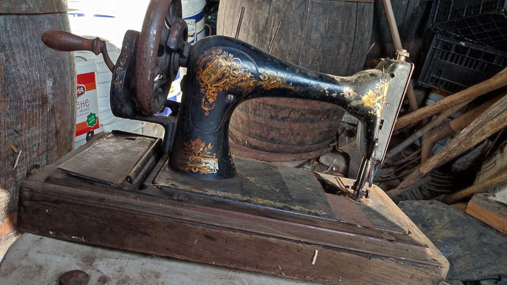 Антикварна ръчна машина за шиене.