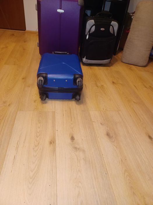 Vând troler mic folosit o singura dată ce poate fi folosit ca bagaj de mână!