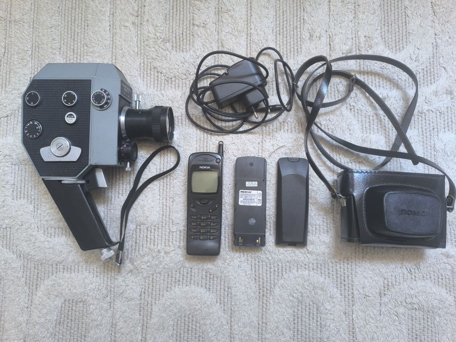 Lot Retro Premium: Cameră Film Quarz DS8-3 FUNCȚIONALĂ + Smena 8M + Nokia 3110
​Descriere:
​Vând pachet diversificat de obiecte vintage, ideal pentru