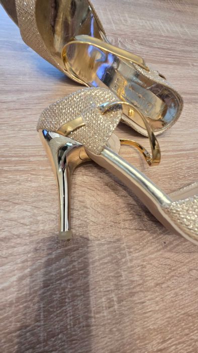 Елегантни златисти сандали.