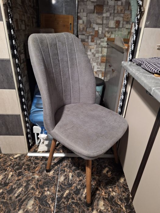 Vând 4 scaune pentru  bucătărie pret 200 de lei toate 4.