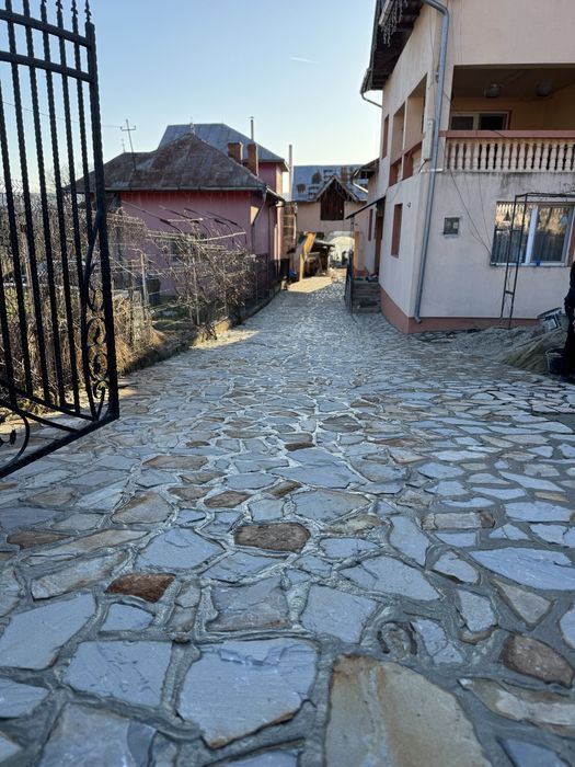 Vand piatra de munte si montez.