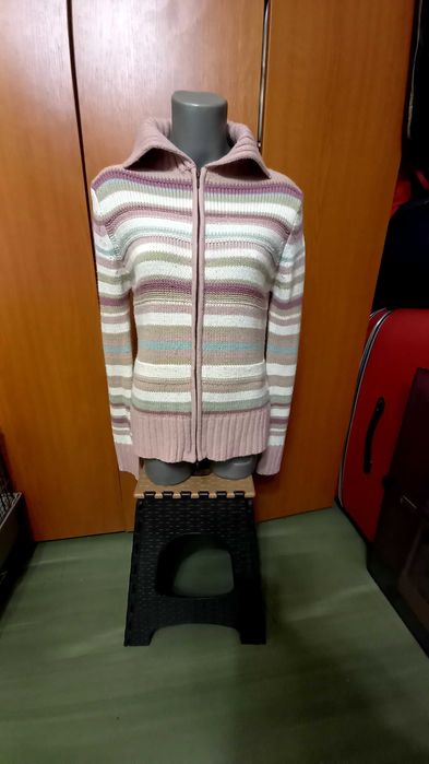 Pulover dama Evie UK cu dungi roz-albe, guler si fermuar