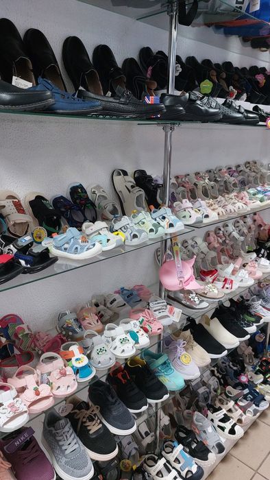 Продам торговую витрину стекло. Осталась часть