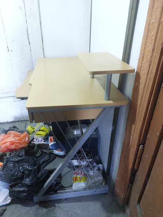 Продам компьютерный стол