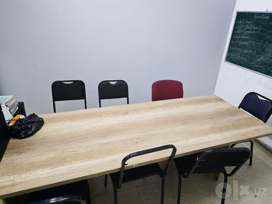 O'quv markazi uchun doska stol stullar