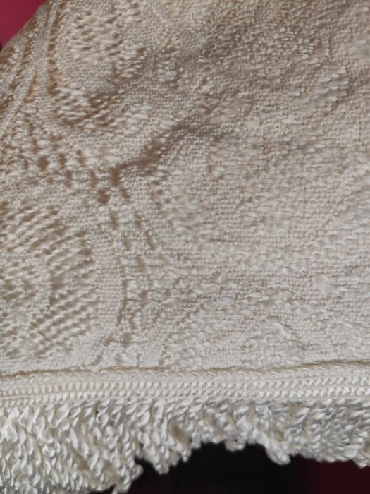 Бяла кувертюра за спалня