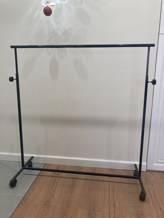 Вешалка напольная на колесиках