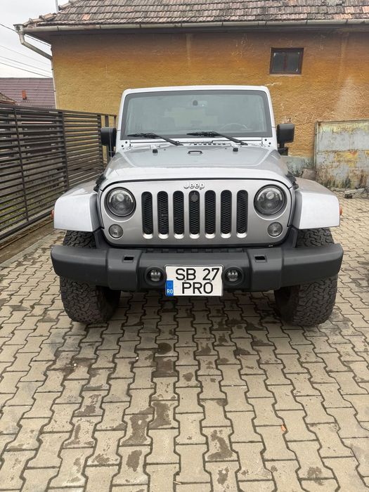 Jeep Wrangler Folosit doar pe șosea fără rugină . Șasiul nu este dat cu teroson sau