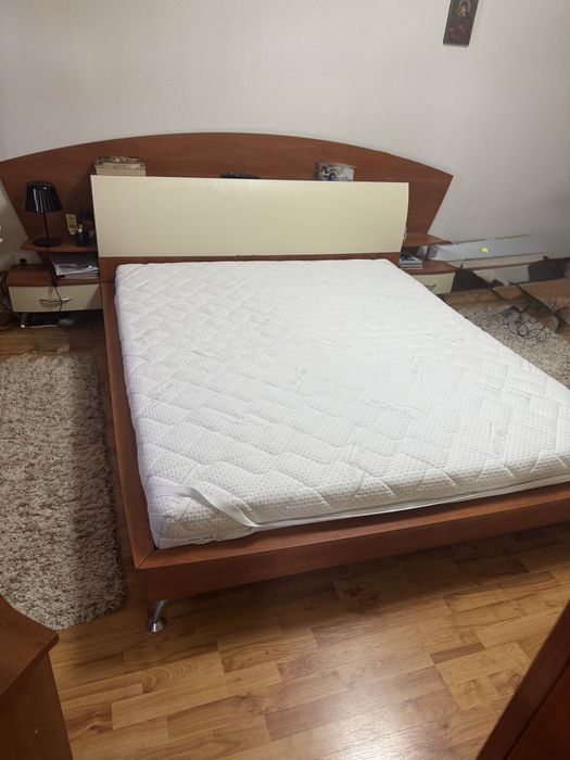 Спалня с практична ракла, две нощни шкафчета и матрак