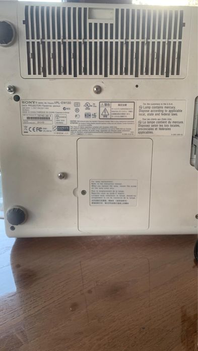 Videoproiector sony cu suport de prindere pe tavan