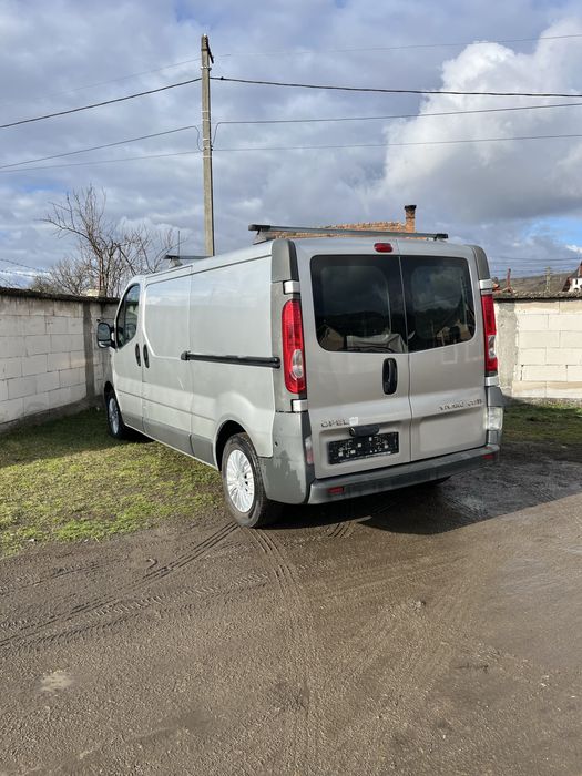 Vand Opel Vivaro 2.0 d model lung