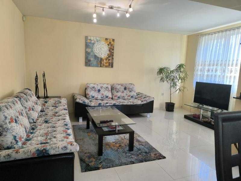 Дава се под наем Тристаен апартамент в Бургас, Лазур - 112 кв.м за 612 € - Снимка #1