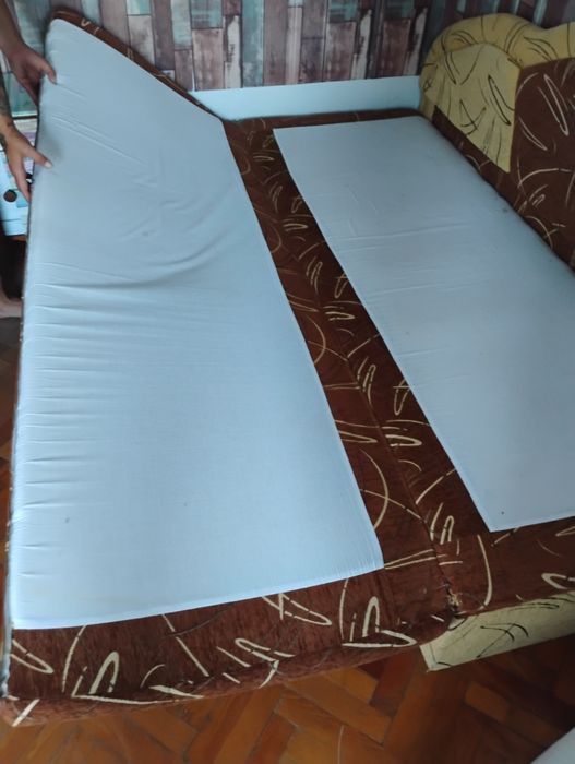 Разтегателен диван със възглавници