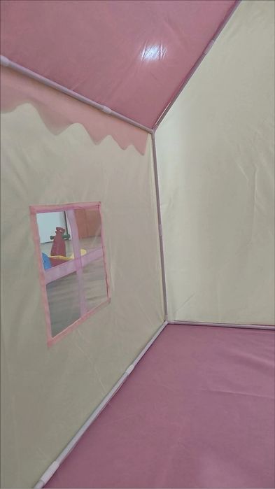 Детский домик с гирляндой