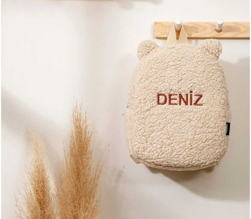 детска раничка с красиво бродирано име