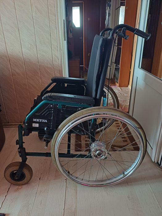 Vând  scaun cu rotile