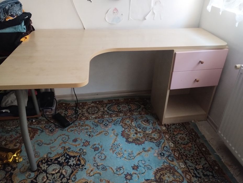 Vând birou fete, pe colț