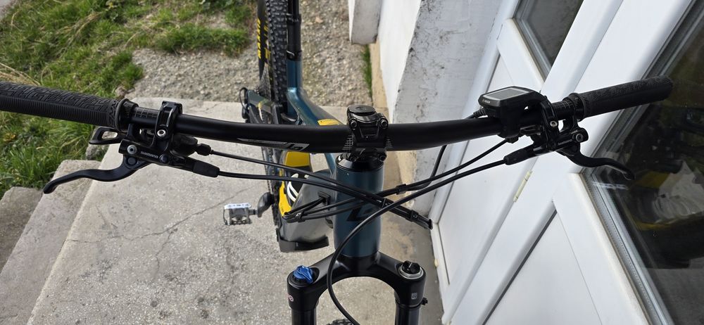 Bicicleta electrică full suspension