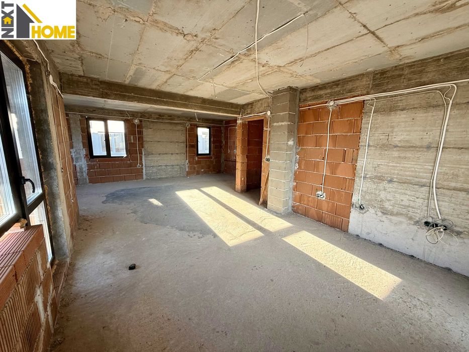 Самостоятелна триетажна къща с гаражи и дворно място