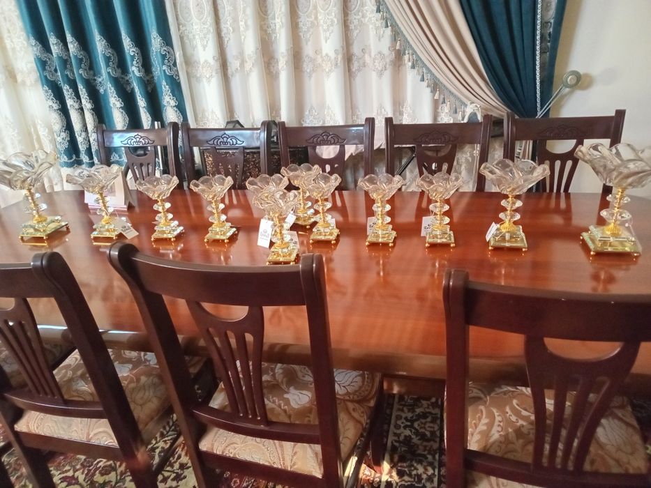 Столы и стулья для гостиной
