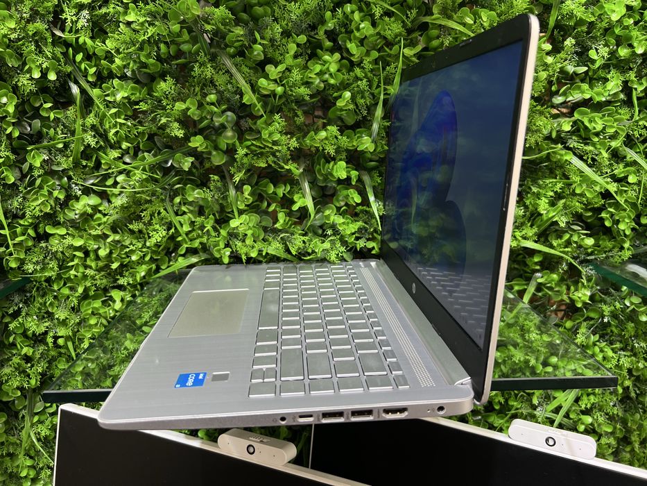 Hp core i3 yangi avlod ixchamidan 14 lik