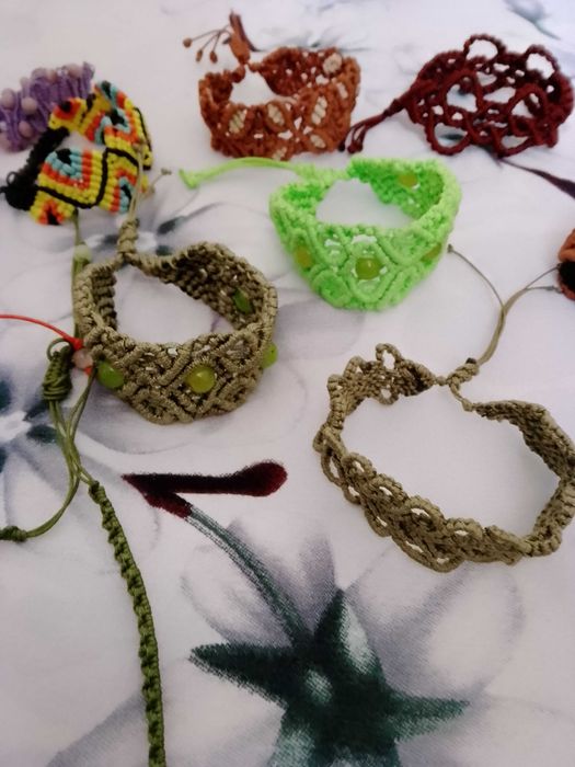 Гривни  изплетени с техника макраме 30 бр различни модели.