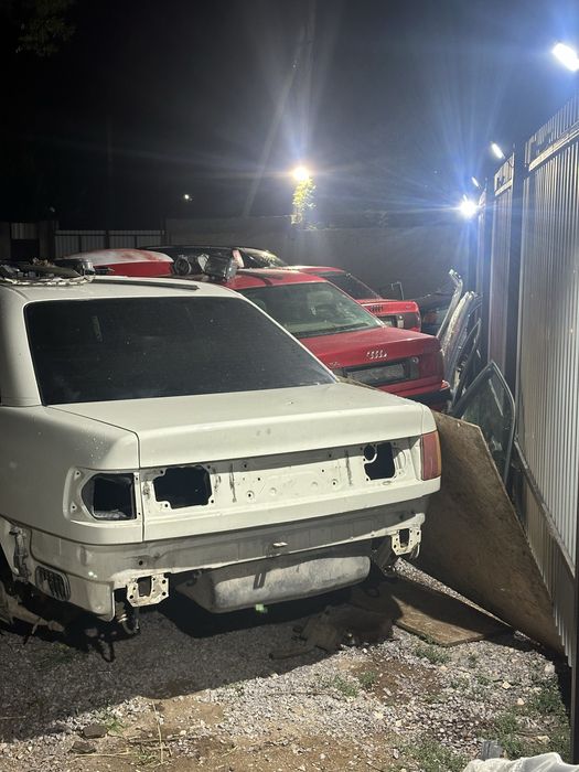 Цапфа ауди 100 с 4 со стойкой