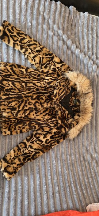Vând  blana leopard mărimea S . Mentin sa anunt ca nu este purtata ..