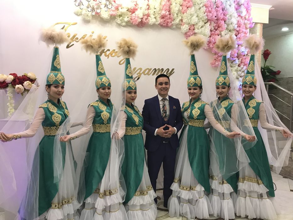 Ведущий на двух языках