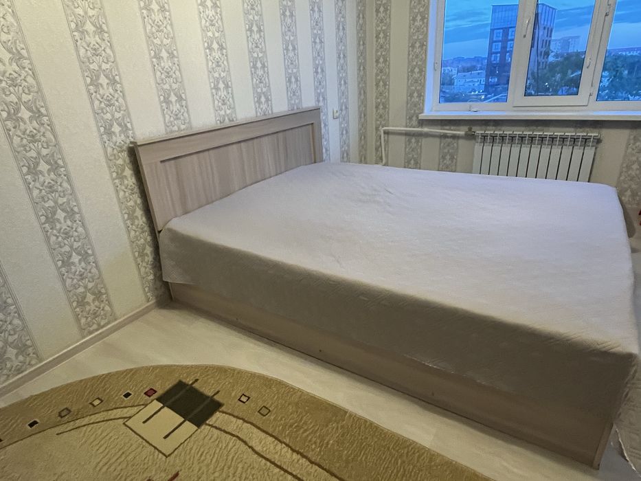 Двухспальная кровать с матрасом
