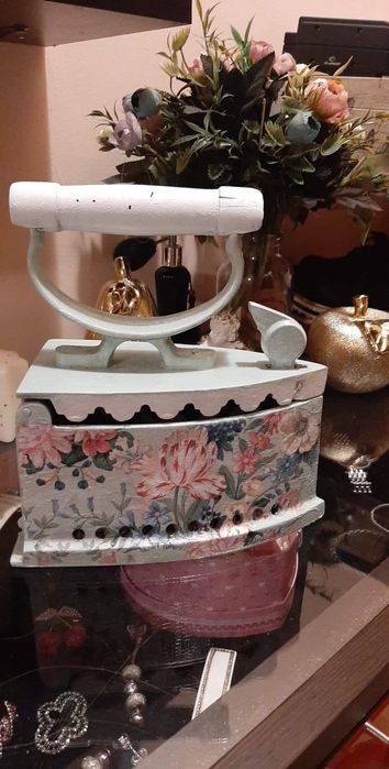 Бутикова Стара Ютия на жар с електричество и декупаж