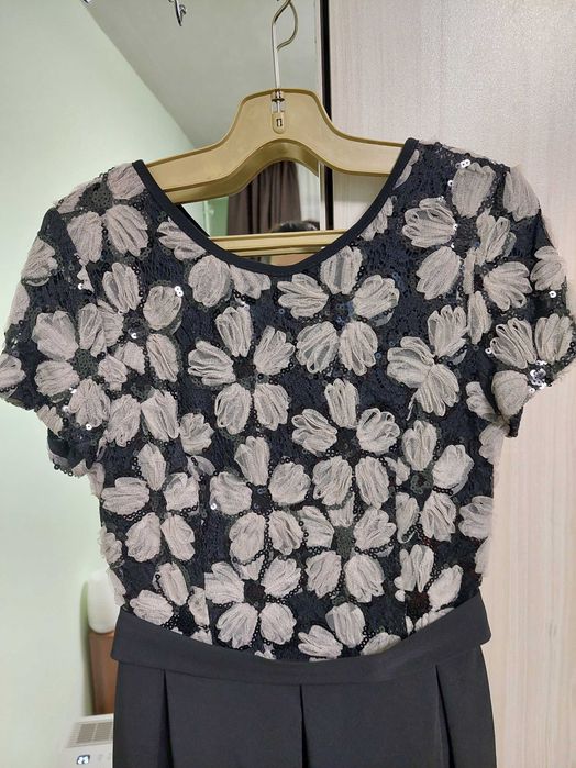 Красива черна рокля с бежови цветя и пайети