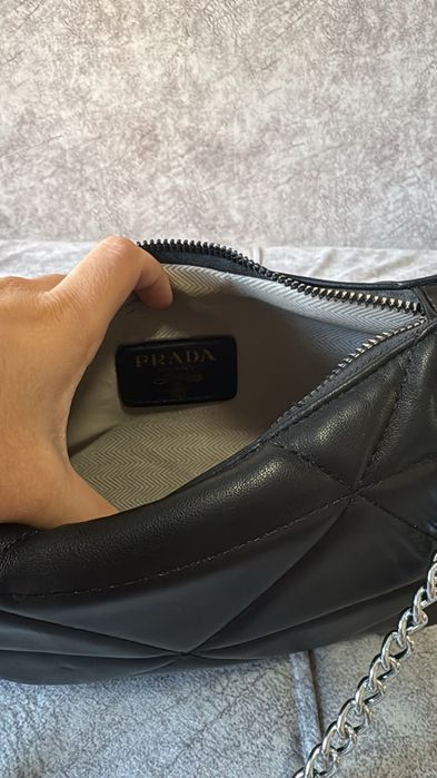 Сумка Prada продается