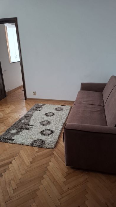 Închiriez apartament cu 2 camere