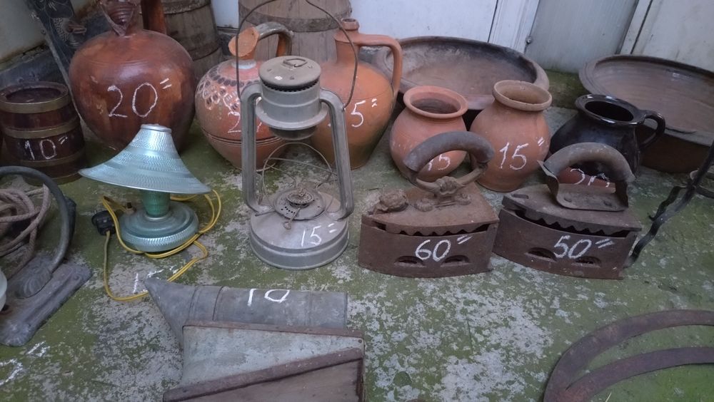 Продавам стари метални предмети , сечива