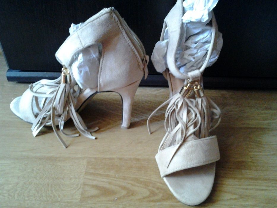 sandale bej cu ciucuri , piele intoarsa