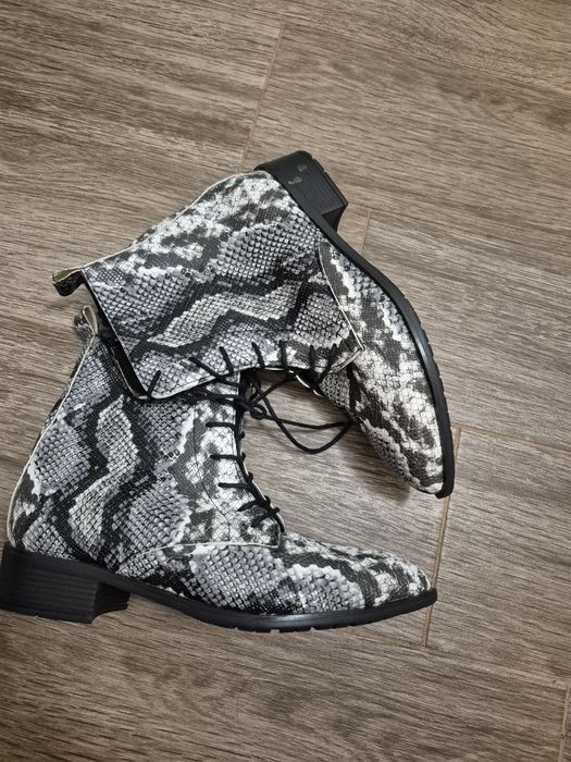 Чисто нови дамски боти