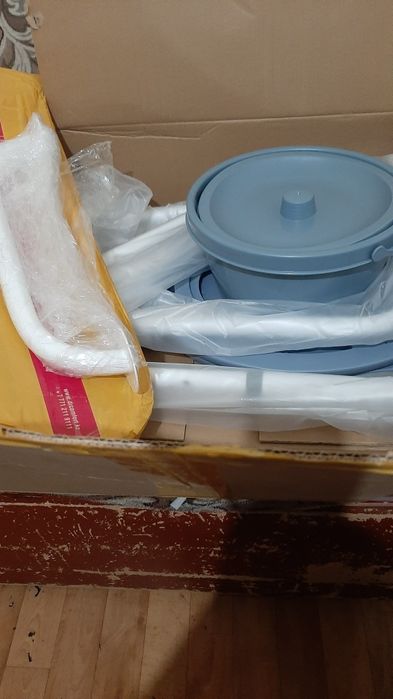 Биотуалет новый в упаковке. Ещё поручни для ванны  и унитаза в