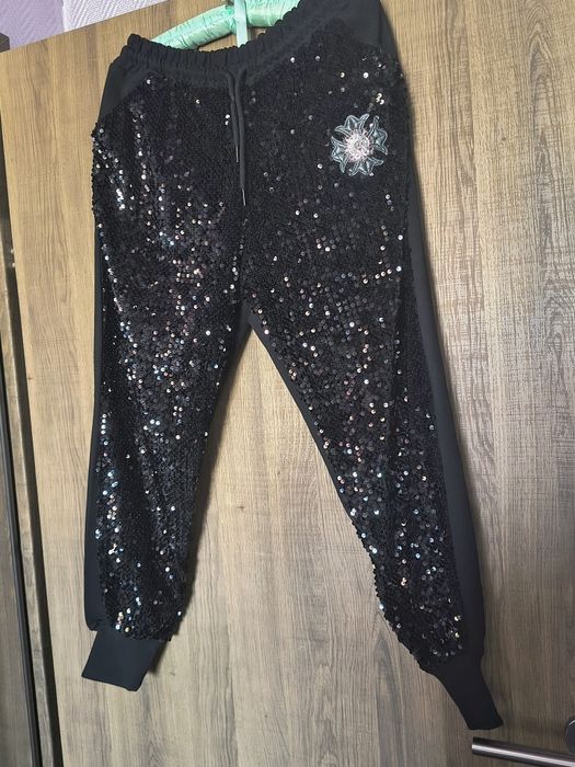 Pantaloni paiete