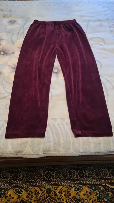 Вещи женские разные (брюки, кофты, платье)