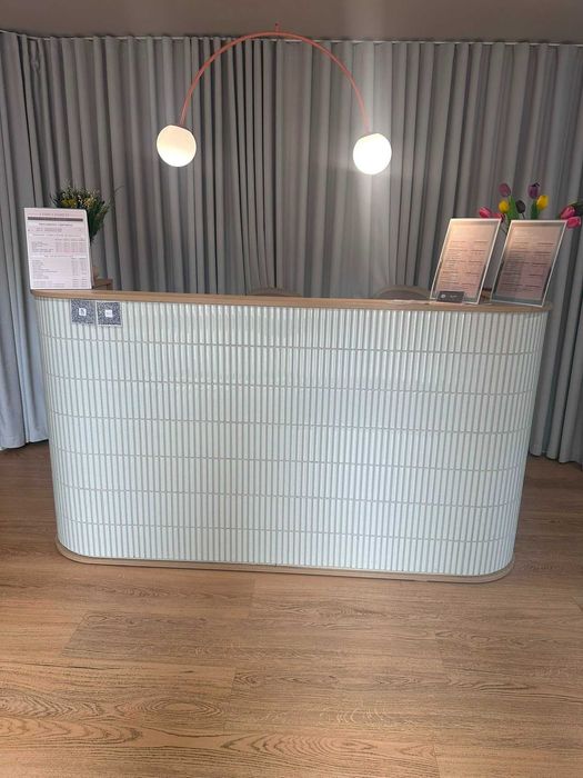 Receptie/banc recepție cu blat lemn