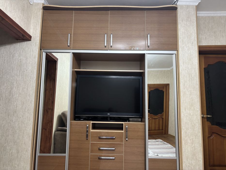 Шкаф с зеркалами и ТВ зоной