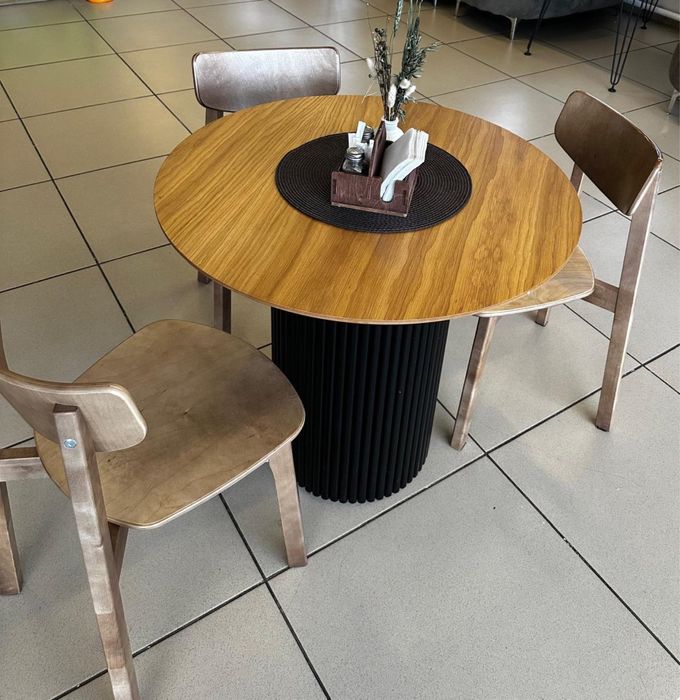 Стол со стульями