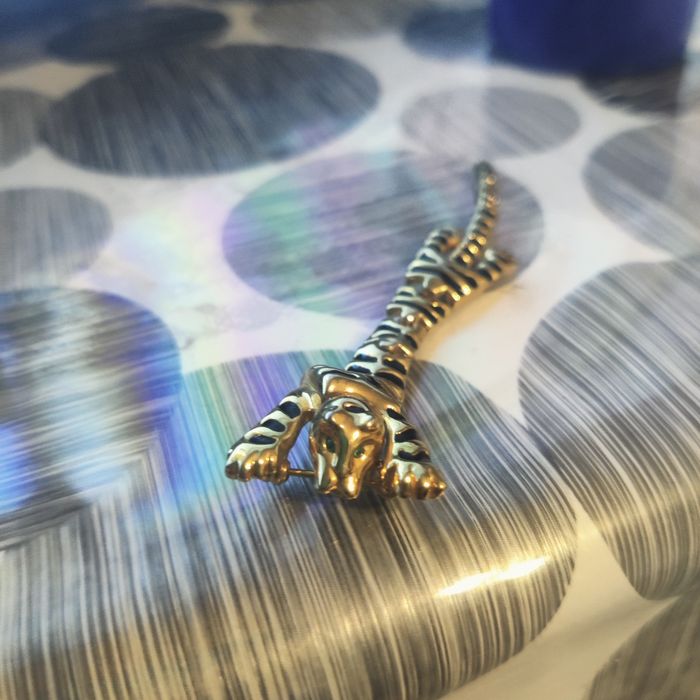 Позлатена брошка на Ягуар  със изумрудено зелени очи