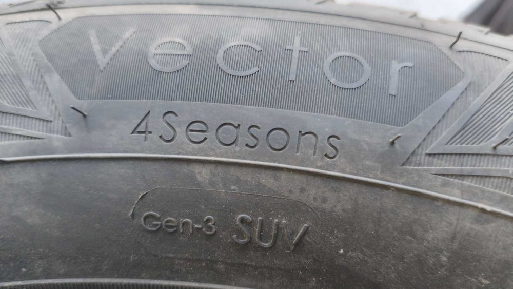 Гуми Goodyear Vector 4Seasons GEN-3 SUV ROF XL M+S 255/55 R18 109W DOT2022 Като нови