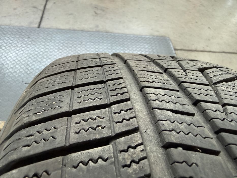 2бр. Отлични Зимни Гуми С Борд 225/50R/17 -HANKOOK- DOT:2224- 5.0мм.